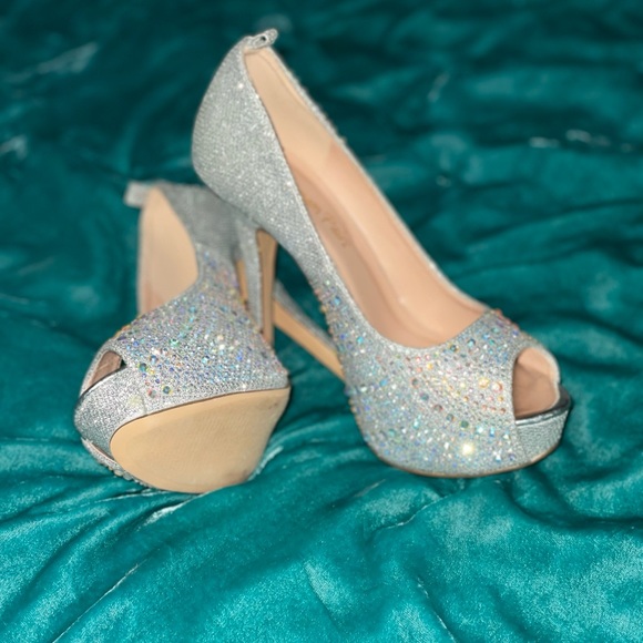 NEW Silver Heels with iridescent gems. Dream Pair size 5 1/2 - Picture 11 of 11